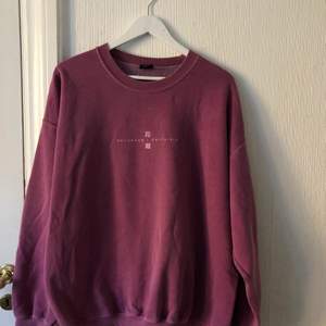 En lila/rosa oversized sweatshirt 