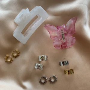 Ringar, örhängen, hårklämmor - Vi säljer massa olika smycken och accessoarer!! Här på bilden är några av dem! Kika in våra andra inlägg gör o se allt annat! Finns fler hårklämmor och ringar!! Örhängena finns även i guld. Kika gärna in vår Instagram Bybellissimo.ÖRHÄNGEN SLUT