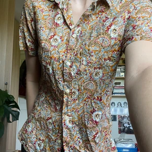 Skjorta - Cool vintage skjorta! Passar knäppt, öppen eller knyten. Frakt tillkommer 🦋🐛