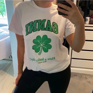 Ganni t-shirt - (Lånad bild) Ganni tröja, aldrig använd alltså nyskick, snygg till allt! Storlek Xs (oversized i modellen) så passar en S också