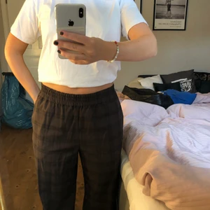 Bruna kostymbyxor - Kostymbyxor i lite mer chill-material från Monki, helt oanvända