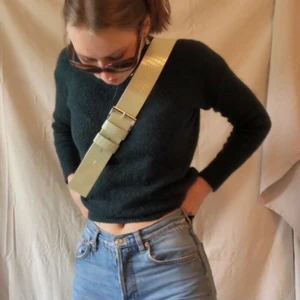 Mörkgrön tjocktröja - Varm tröja för höst och vinter! Säljer då den är för liten för mig 💚 perfekt att stoppa innanför byxorna eller låta vara som den är! Köpare står för frakt 🥰