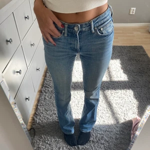 Jeans - Mina favvojeans säljer jag nu som jag fyndat på Hm för ett år sen. Såå snygga passar perfekt på mig som är en 34a och i längd. Så snygg färg och bra kvalitet då de är i riktigt jeans material💞💞 dragkedjan är trasig så när man tar av & på jeansen behöver man knepa lite med den, går lätt att fixa hos en skräddare annars!