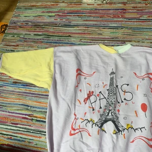 Oversized tröja med trycker ”PARIS” på 💜 - Jättemysig sweatshirt som tyvärr inte kommer till användning längre. Frakten ingår i priset!! 