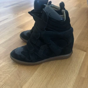 Isabel Marant skor  - Isabel marant skor i storlek 39. Köpta 2018 men hittar tyvärr inte kvittot på dem. Köpta för 4500 kr, skorna är använt skick och därav det billiga priset. Dem har inga skador men har blivit smutsiga inuti och färgen har ljusnat upp lite på själva skorna, men dem är inte trasiga någonstans. 