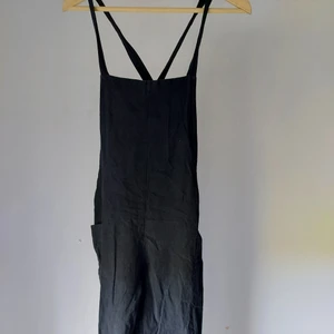 Hängselbyxor  - Sjukt gulliga svarta hängselbyxor från Boohoo stl M (mer som S) i mycket fint skick med fickor säljes. Kan skickas.