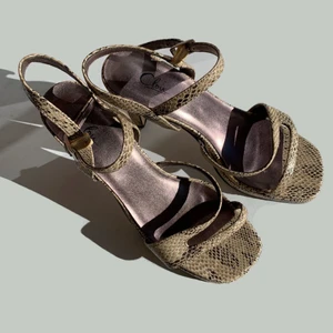 Snakeskin heels - Jag dör för dem här klackarna. Gul beiga ormskinns imitation. Snygga med jeans och kjol på en utekväll. 