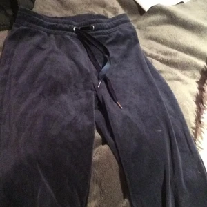 Blåa mjukisbyxor - Super fina mjukisbyxos som liknar juicy couture! Inte använda många gånger!