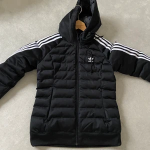 Adidas jacka  - En väldigt skön vinter jacka från adidas i storlek 34. Säljer pga att den har blivit för liten för mig. Väldigt bra i skick🖤