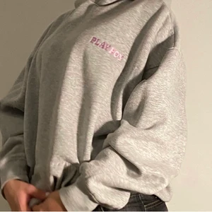 Playboy Hoodie  - Skitsnygg Playboy Hoodie från missguided. Inte alls använd mycket så i super bra skick. Väldigt oversized. Tror nypris är ca 600kr. Skriv om ni vill ha fler bilder🥰. Första bilden är lånad. 66kr frakt tillkommer. Lägg gärna ett bud i kommentarerna💕
