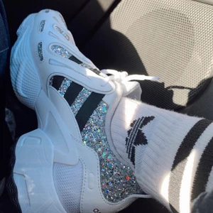 Glittriga adidas sneakers - Superfina glittriga sneackers/trainors från adidas. Endast använd ett fåtal gånger så är i bra skick. 
