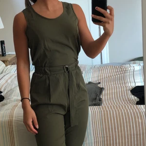 Jumpsuit  - Militärgrön jumpsuit, tunt material, nyskick 🌸 60kr + frakt