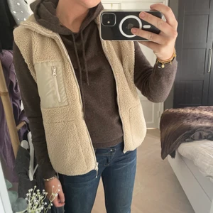 Väst - Så fin och mysig väst som är perfekt till hösten! Helt slutsåld och går inte att få tag på! Knappt använd. Så skön! Nypris ca 1000kr.