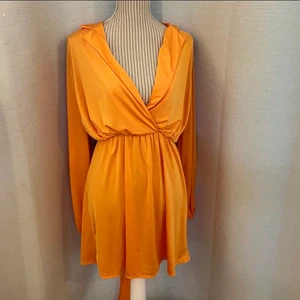 NLY ONE KLÄNNING - Färgen är mycket starkare i verkligheten, klänningen är orange. Man kan knyta den lite hur man vill, på framsidan och baksidan. Storlek M men passar fler storlekar. Några sömmar på insidan är ”lösa” men syns absolut inte!🌸
