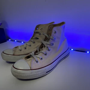 Converse - storlek 38,5 - Säljer mina converse i storlek 38,5 - passar även 39. De är i bra skick, inte mycket slitage - men kan behövas rengöras lite bättre.