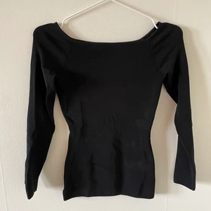 Båtringad svart topp  - Båtringad svart topp i lite glansigt stretchigt tyg. Framhäver axlarna väldigt fint. Storlek s men passar även mig som är m då den är stretchig i tyget. Köpt på H&M