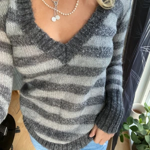 Randig stickad tröja  - Jätte snygg tröja från Cottinfield. Den är ganska lång i modellen, se sista bilden. Men den går att vika upp som jag gjort på två första bilderna❣️ storlek M men jag brukar ha S