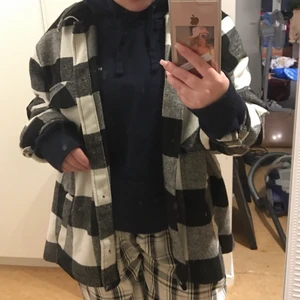 Rutig jacka - Från hm. Jag är 156 cm lång och den går över rumpan på mig. Säljer pga att jag inte använder längre.