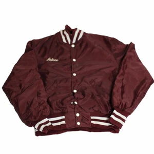 Arlene - Vintage Varisty Jacket - En riktigt fin vinröd jacka som är väldigt minimalistisk med små detaljer som påminner om nittiotalet. Står Arlene och vi antar att det är namnet från en collegestudent som haft denna jacka tidigare. Thriftad i USA.