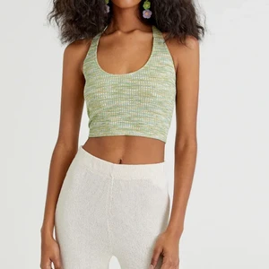 Grön topp - Topp från pull and bear💚aldrig använd & lapp kvar⭐️ 80kr eller högsta bud. Köparen står för frakt.