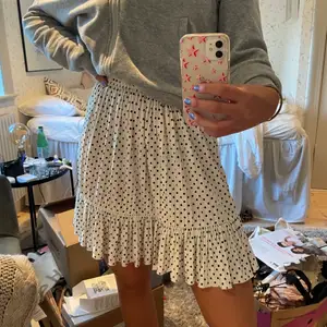 Intressekoll på denna superfina kjol från zara, säljer endast vid bra bud! Strl S och världens skönaste material 🤍🤍