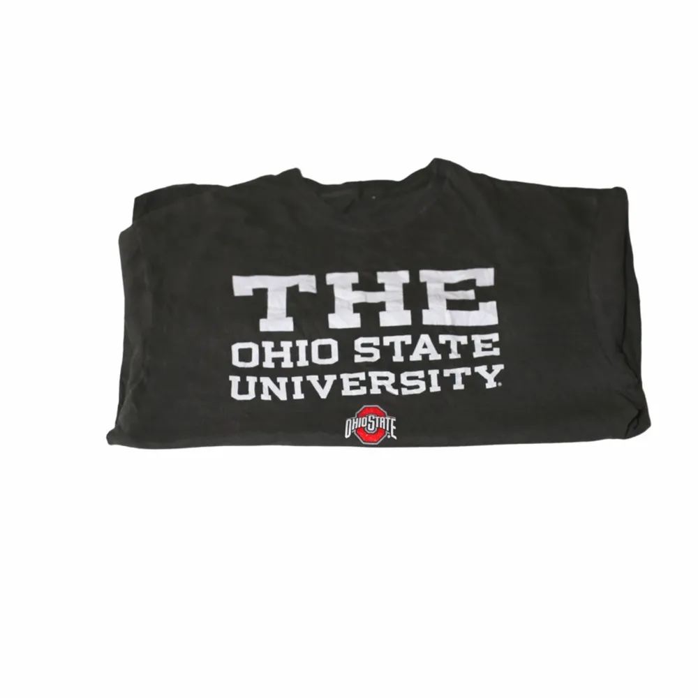 En sjukt Nice mörkgrå tröja som är från ett stort college i USA. Har ett fett tryck som är över nästan hela framsidan och ger lite kontrast. Är perfekt för dig som gillar late 90’s college viben. Ha den som oversized för full effekt! Thriftad i Ohio.. T-shirts.