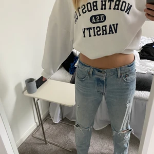 Lågmidjade Levis jeans - Säljer dessa lågmidjade Levis jeans med slitning! Använda ett fåtal gånger och är i bra skick. Kommer ej till användning tyvärr på grund av för stor storlek. DM för fler bilder och funderingar! (är 170) 