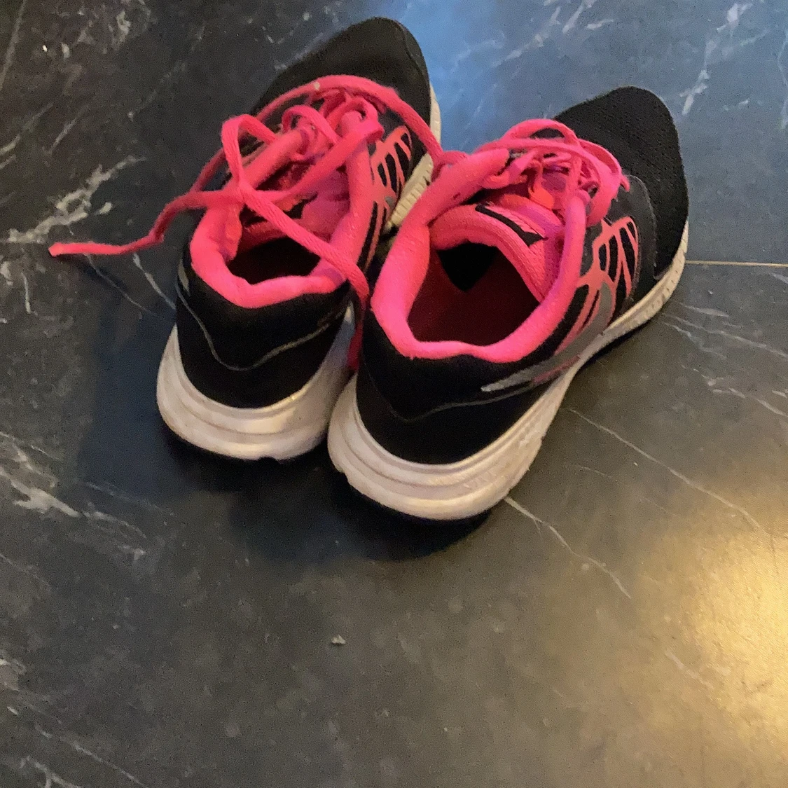 Ett bar finns gympa skor  - 91