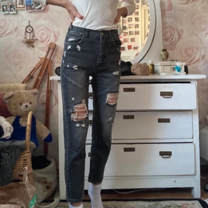 Grå momjeans  - Grå momjeans med hål. Knappar istället för dragkedja i gylfen. Nästan aldrig använda pga att de är för små. 