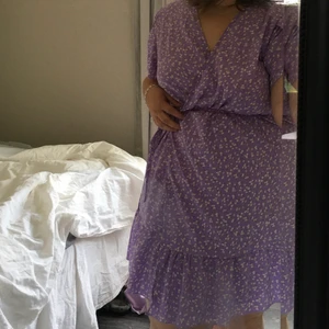 Blommig klänning  - En jätte söt klänning från Shein som jag säljer då den inte blivit använd för jag redan har en liknande. Köparen står för frakt!