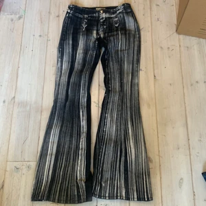 Skit snygga y2k jeans  - Dö snygga y2k jeans utan fickor har så jåvla bra passform oxå! köptes hår på plick men får ingen andvänding! 