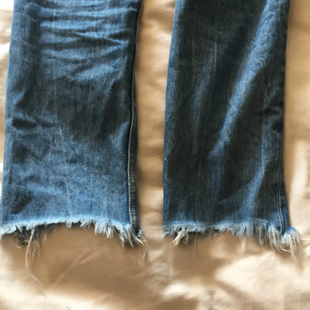Ett par coola guess jeans med nitar på fickorna⚡️⚡️. Jeans & Byxor.