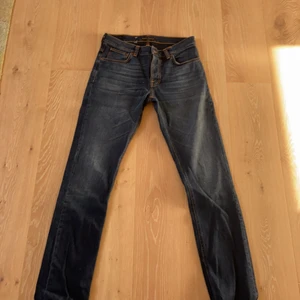 Löst sittande jeans - Mörkblåa jeans i bra skick