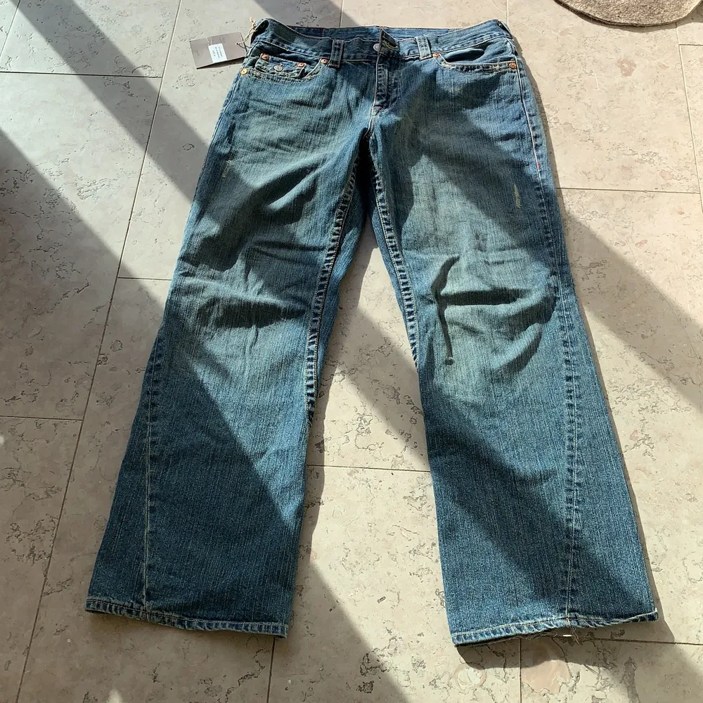 Säljer nu mina true religion jeans med prislappen kvar. Sparsamt använda, Står storlek 36 i killstorlek men passar väldigt bra med skärp på de flesta eller som lågmidjat. . Jeans & Byxor.