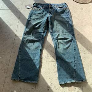 Säljer nu mina true religion jeans med prislappen kvar. Sparsamt använda, Står storlek 36 i killstorlek men passar väldigt bra med skärp på de flesta eller som lågmidjat. 