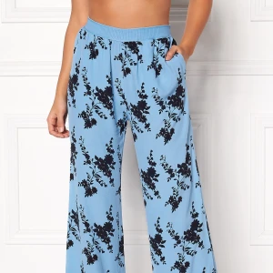 Vida byxor från Samsoe - Mjuka byxor med resår i midjan och mycket fin passform. Strl S