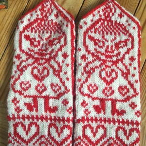 Stickade vantar lilla my - Mönsterstickade vantar lilla my