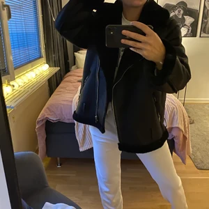 Höst/vinter jacka - Helt ny jacka från pretty little things som aldrig blivit använd då jag har för många jackor. Den är i strl L så den sitter lagom oversize på mig som annars har M i jackor! KÖP DIREKT FÖR 500kr + frakt