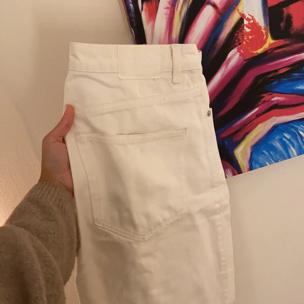 Lånad bild!! As snygga vita jeans från weekday i modellen ”rowe” och storleken w28 L32. Jätte bra skick med inga skador säljes då jag ej har samma storlek:) motsvarar storleken S/M, köpta för 500kr. Jeans & Byxor.