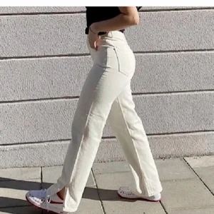 Jeans med slits - Säljer ett par ljusa jeans med slits ytter längst ner, säljer pga för små och för korta. Jag är ungefär 170 och dom är för korta för mig.💗köpta här på Plick 