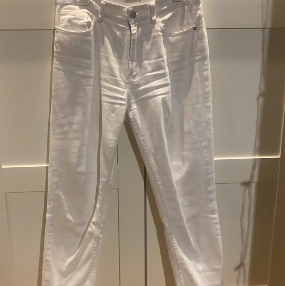 Vita jeans från Only, storlek 28/32. Fint skick . Jeans & Byxor.