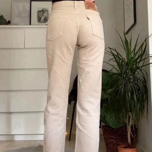 Levis 501, W25/26 L34 - Säljer dessa as fina Levis jeans i mycket bra skick då de är lite för korta för min smak. Storleken i jeansen är w28/l34, men passar mig som brukar ha w25-26. Är 180cm lång och tycker om när jeansen släpar lite i marken. Köpa här på plick för ca 600 kr, säljer vi direkt handel för detta pris, annars till högst bud ♥️