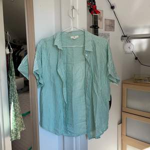 Säljer denna superfina grön och vitrandiga kortärmiga skjortan från H&M💐 Lite större i storleken så funkar perfekt över linnen och braletter😄 Skickar med skicka lätt á 66 kr, samfrakta givetvis!👌