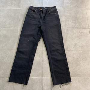 Svarta jeans från Nakd med slitningar längst ner, stl 36, nästan aldrig använd