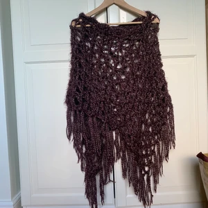 Poncho - Poncho som är brun/glittrig. Vet inte märket eller storlek men den passar alla. 50kr plus frakt🌸💕