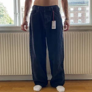 BDG URBAN OUTFITTERS byxor - Helt nya svarta jeans från Urban Outfitters egna märke. Endast testade. Prislapp och tagg på. Säljes pga att dem är för stora.   Nypris: 650kr + 90kr frakt Inköpta: Mindre än en vecka sedan Jag bjuder på frakten!