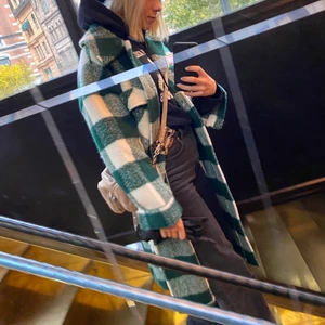 Kappa - Grön/vit kappa som är lite längre. Har aldrig sett någon med denna modell (den längre varianten) vilket gör den unik. Nästan aldrig använt så skulle säga att den är i nyskick. Superfin! Köparen står för frakten❤️ priset går att förhandla.