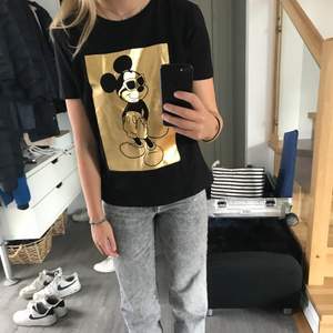 Ascool t-Shirt från Zara med guldtryck. Storlek S