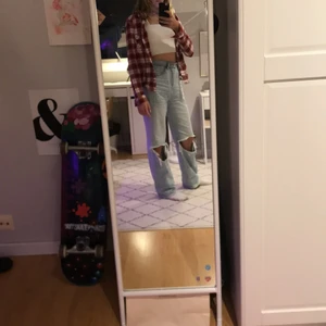 Skjorta  - Rutig skjorta i snyggt typ som är i jättebra skick. Inga hål och inga fläckar. Passar inte mig så bra längre men är säker på att någon annan vill ha den. 