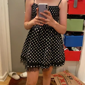 Prikig klänning  - Storlek 34 eller xs, stor i storleken 